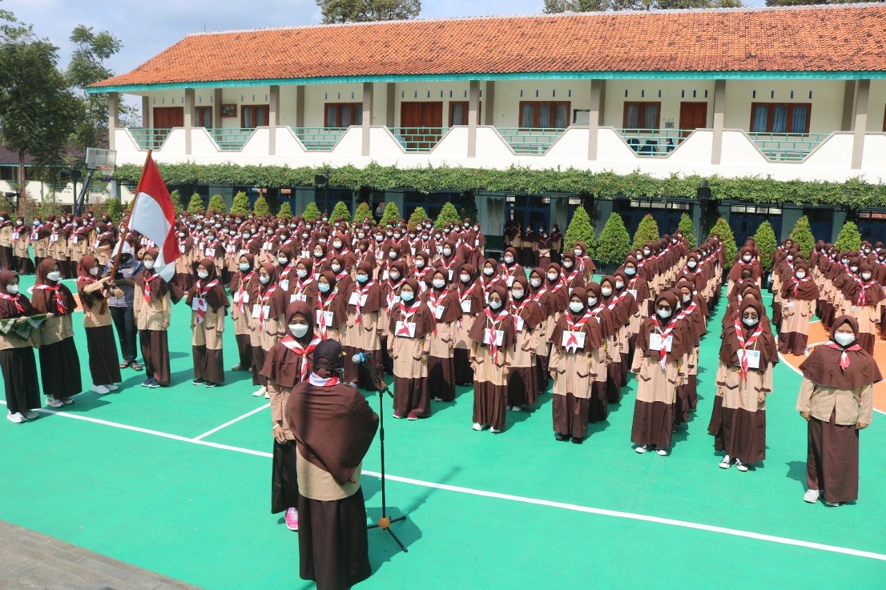 PRAMUKA MEMBANGUN KARAKTER SISWA